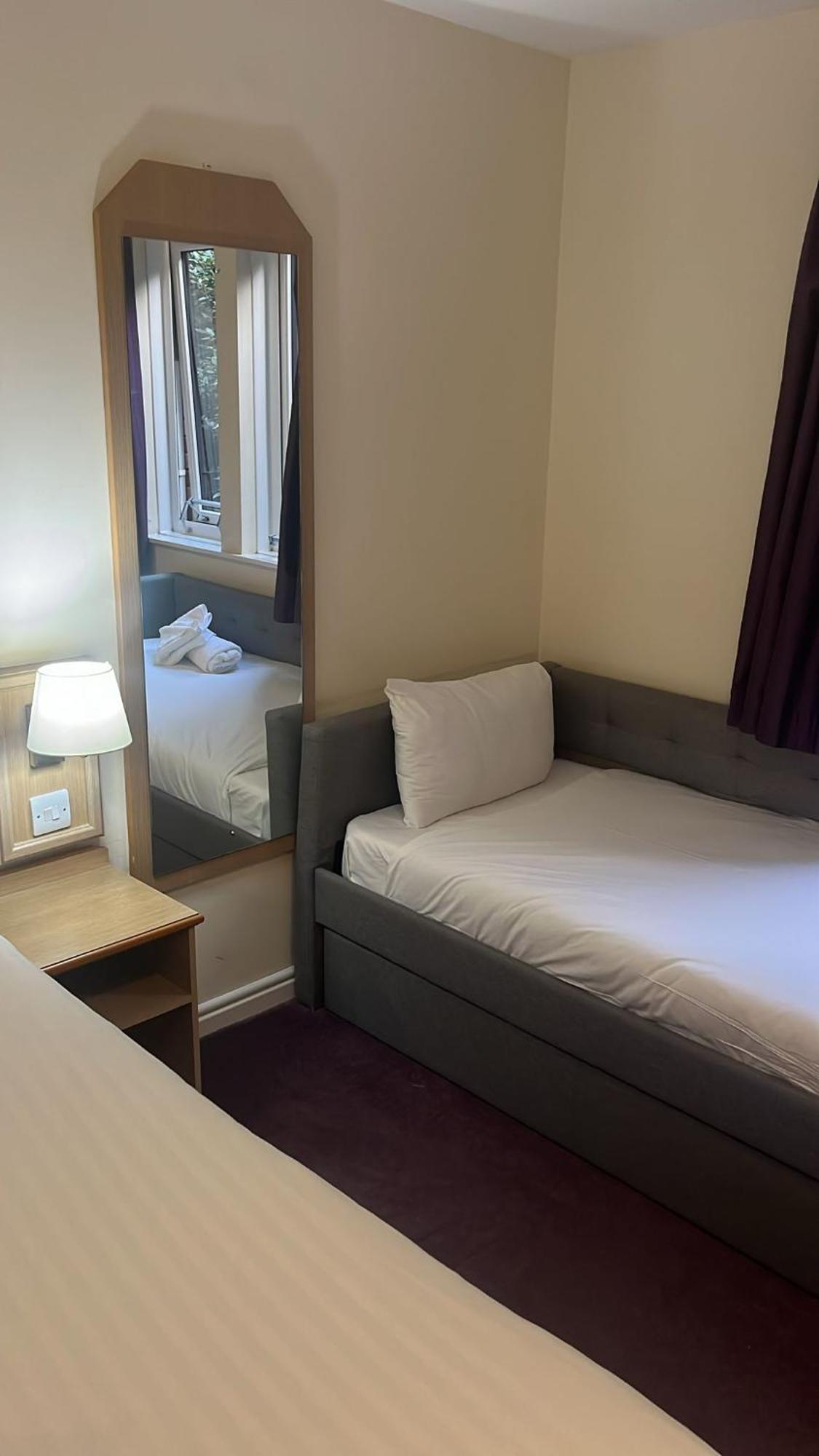 V Lodge Manchester Middleton  Dış mekan fotoğraf